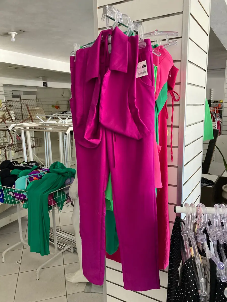 LOTE 000 - Lote com aproximadamente 3.500 peças de roupas e seus cabides (toda a loja): vestidos, saias, moletons, casacos, bermudas, calças, camisetas