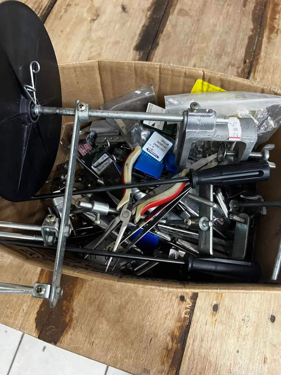 LOTE 000 - Máquinas costura (overlock Jack, plana, overlock antiga, plana Lumak, plana Lanmax, over vermelha) BENS EM  PRESIDENTE GETULIO - SC