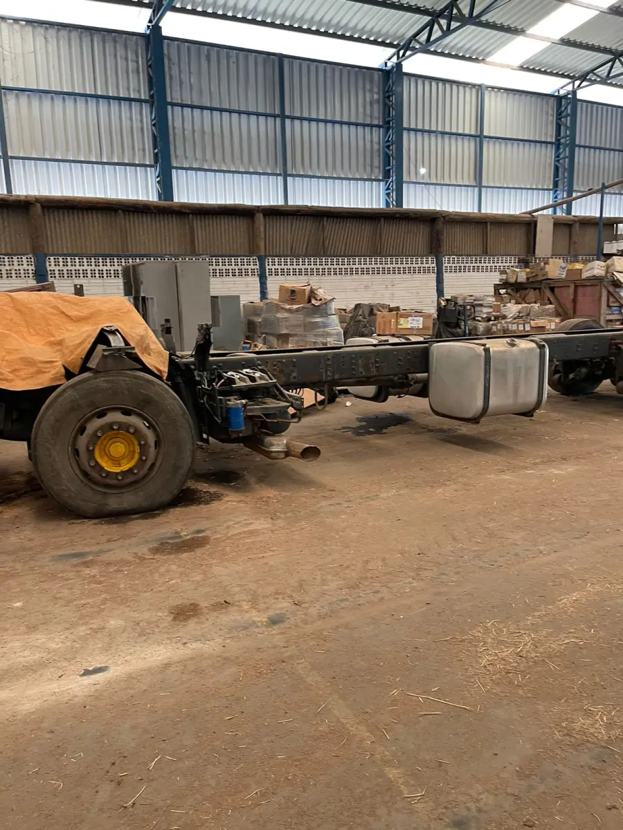 LOTE 002 - CHASSIS TRUCK C/ MOTOR SCANIA - P-270 6x2. Ano 2011. Placa ISJ7524