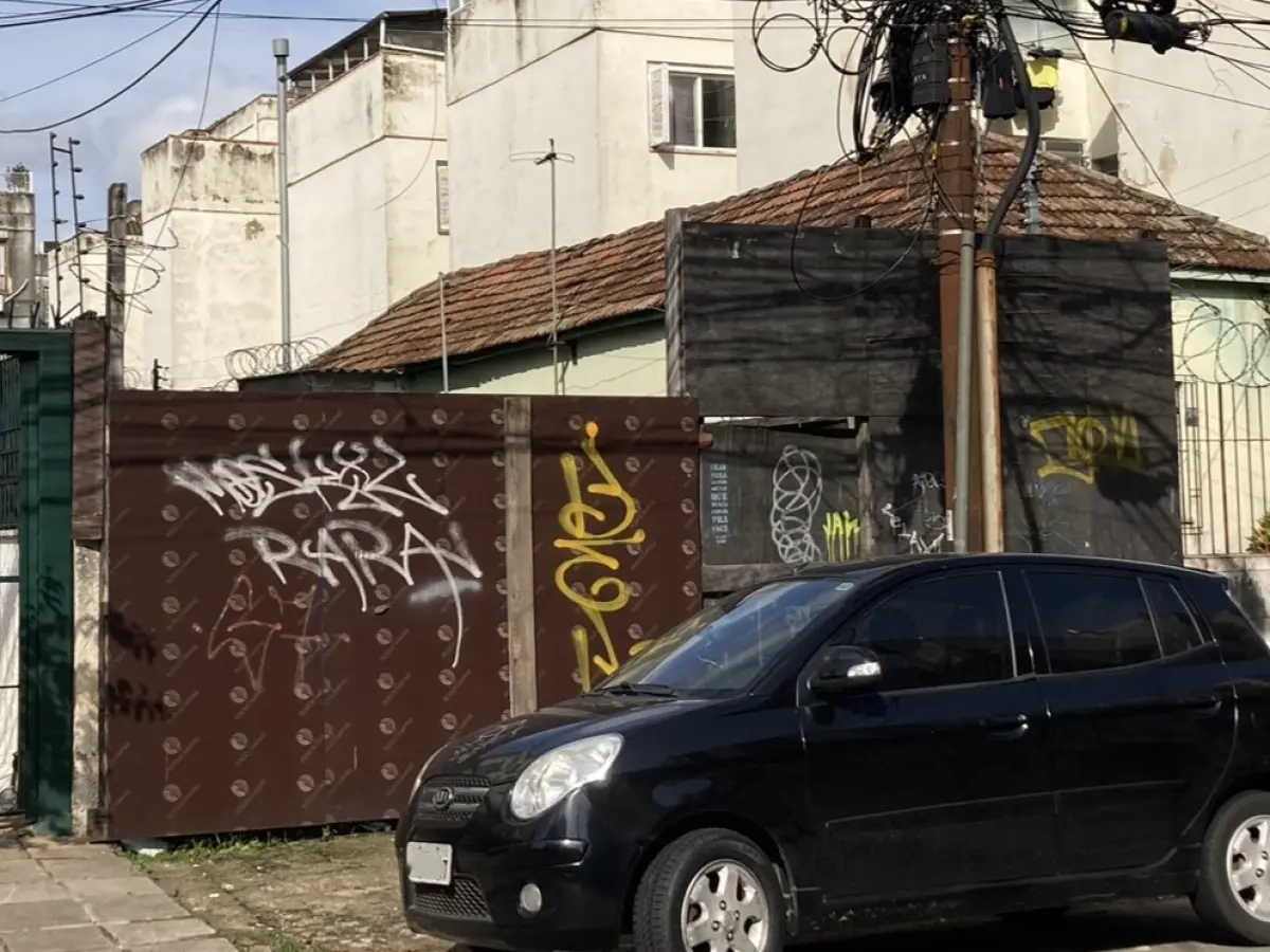 LOTE 000 - Um terreno medindo 6m60 de frente à rua General Lima e Silva, e fundos a meia quadra, de 46m00