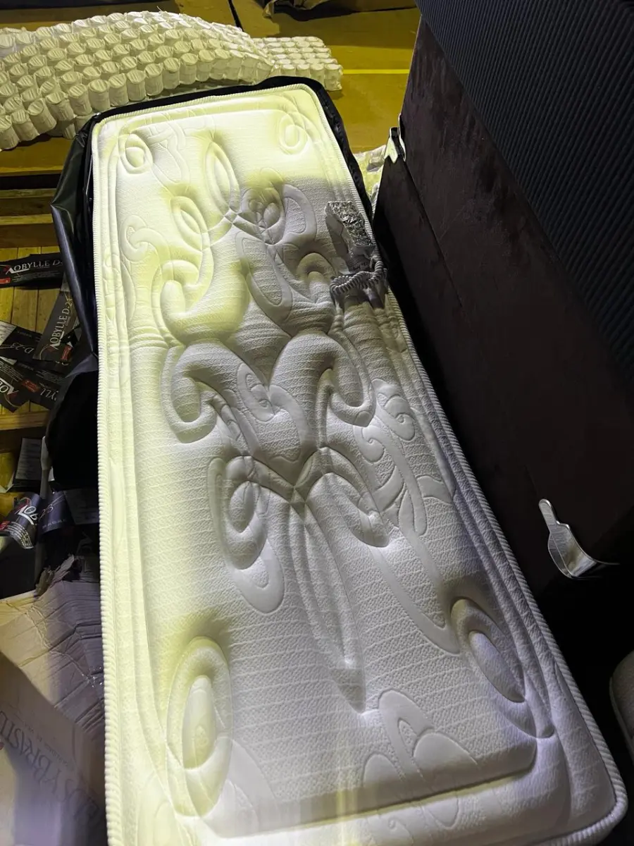 LOTE 007 - Lote de colchoes e mantas massageadoras, lote de espumas e colchões,