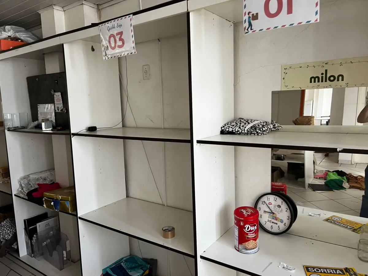 LOTE 000 - Lote com aproximadamente 3.500 peças de roupas e seus cabides (toda a loja): vestidos, saias, moletons, casacos, bermudas, calças, camisetas