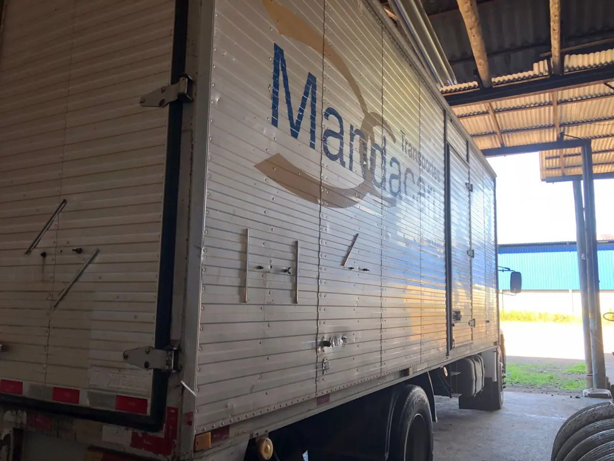 LOTE 004 - "CAMINHÃO VW WORKER 17-180, BRANCO, C/BAÚ, S/PLACAS, MOTOR DESMONTADO E FALTANDO PEÇAS, PLACAS IPO 5691