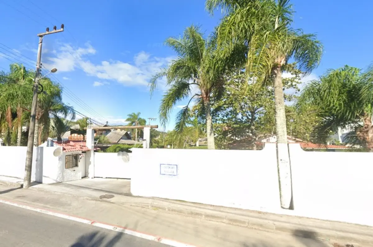 LOTE 000 - Uma residência mista de 01 pavimento, tendo o nº 696, casa I, e seu respectivo terreno designado por área residencial nº 02, do condomínio horizontal,