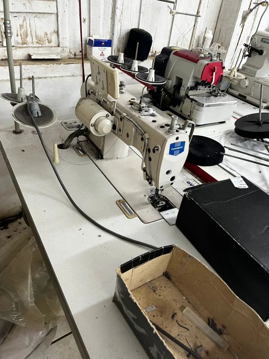 LOTE 000 - Máquinas costura (overlock Jack, plana, overlock antiga, plana Lumak, plana Lanmax, over vermelha) BENS EM  PRESIDENTE GETULIO - SC
