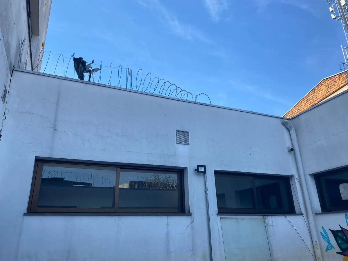 LOTE 000 - O prédio nº 97 da R. Comendador Azevedo, compreendendo casa de alvenaria, suas dependências, benfeitorias, instalações e o respectivo terreno que mede 8m80 de frente à dita rua, por 30m