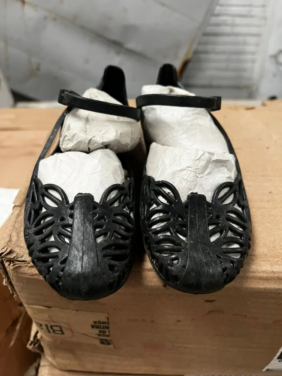 LOTE 000 - 480 pares de sandálias de plástico