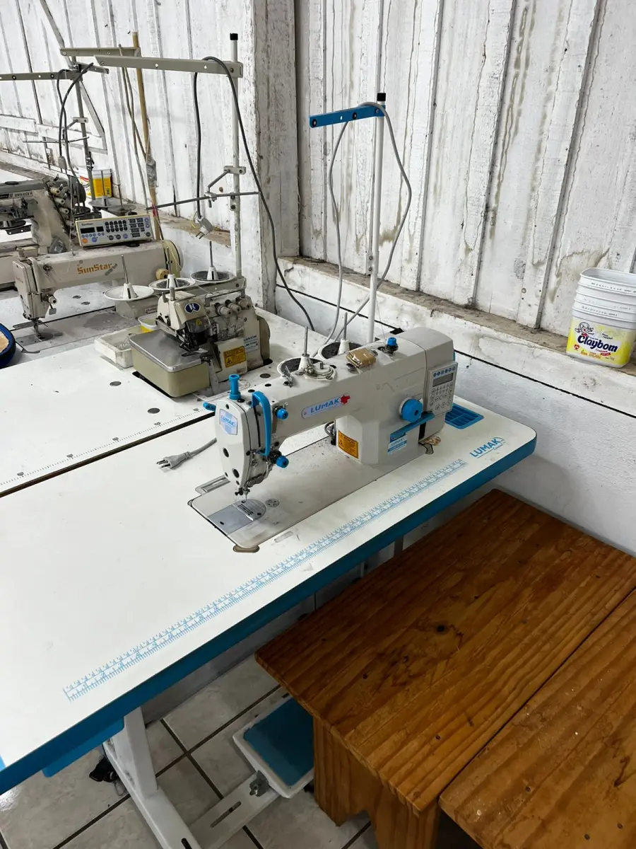 LOTE 000 - Máquinas costura (overlock Jack, plana, overlock antiga, plana Lumak, plana Lanmax, over vermelha) BENS EM  PRESIDENTE GETULIO - SC