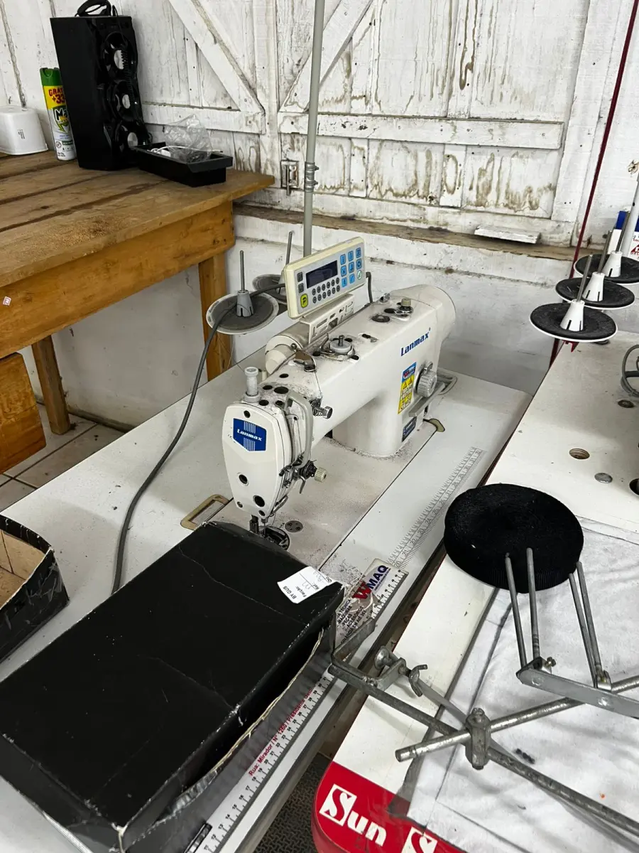 LOTE 000 - Máquinas costura (overlock Jack, plana, overlock antiga, plana Lumak, plana Lanmax, over vermelha) BENS EM  PRESIDENTE GETULIO - SC