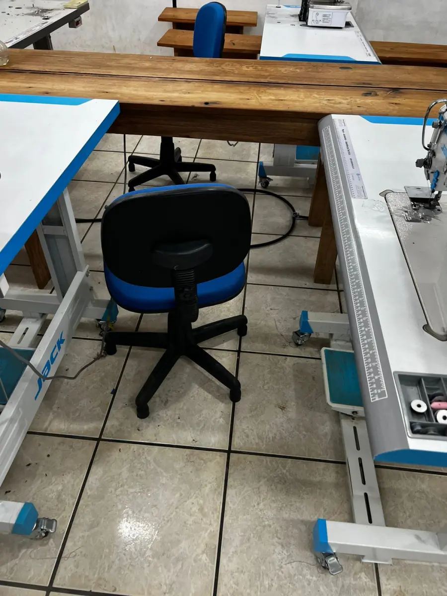 LOTE 000 - Máquinas costura (overlock Jack, plana, overlock antiga, plana Lumak, plana Lanmax, over vermelha) BENS EM  PRESIDENTE GETULIO - SC