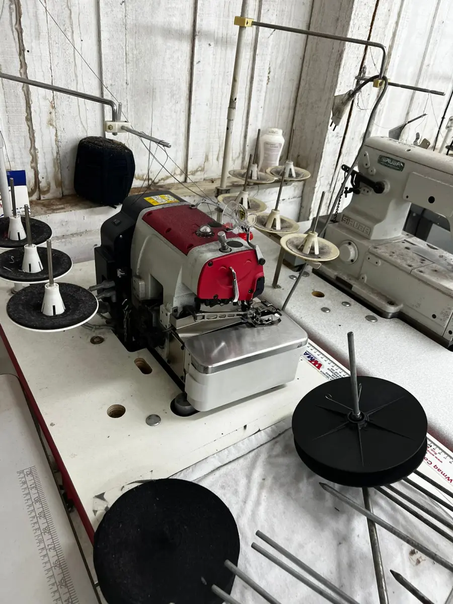 LOTE 000 - Máquinas costura (overlock Jack, plana, overlock antiga, plana Lumak, plana Lanmax, over vermelha) BENS EM  PRESIDENTE GETULIO - SC