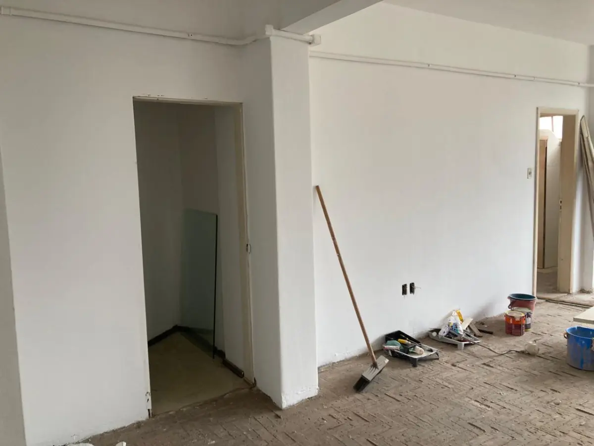 LOTE 002 - O imóvel, conjunto nº 43 do Edifício Candido José de Godoy, localizado na Rua Professor Annes Dias, nº 112, Bairro Centro, Porto Alegre/RS