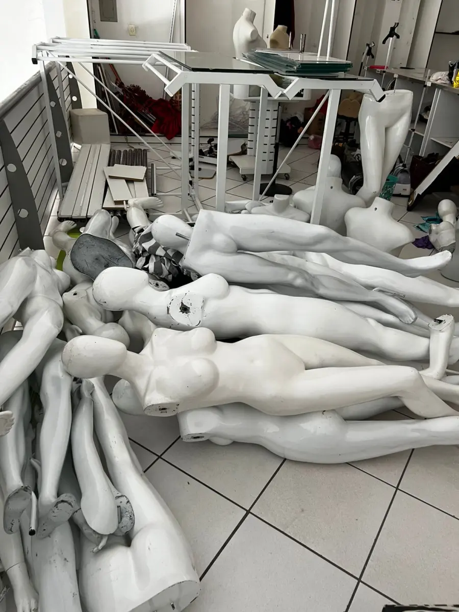 LOTE 000 - Lote com aproximadamente 3.500 peças de roupas e seus cabides (toda a loja): vestidos, saias, moletons, casacos, bermudas, calças, camisetas