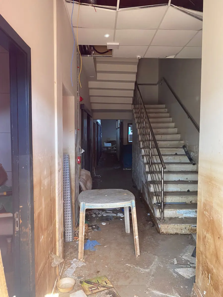 LOTE 000 - O prédio nº 97 da R. Comendador Azevedo, compreendendo casa de alvenaria, suas dependências, benfeitorias, instalações e o respectivo terreno que mede 8m80 de frente à dita rua, por 30m