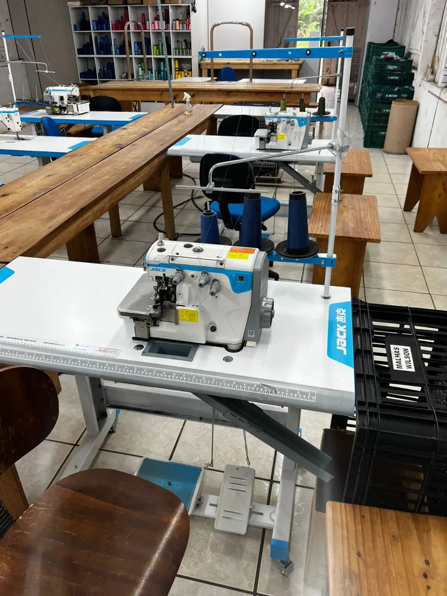 LOTE 000 - Máquinas costura (overlock Jack, plana, overlock antiga, plana Lumak, plana Lanmax, over vermelha) BENS EM  PRESIDENTE GETULIO - SC