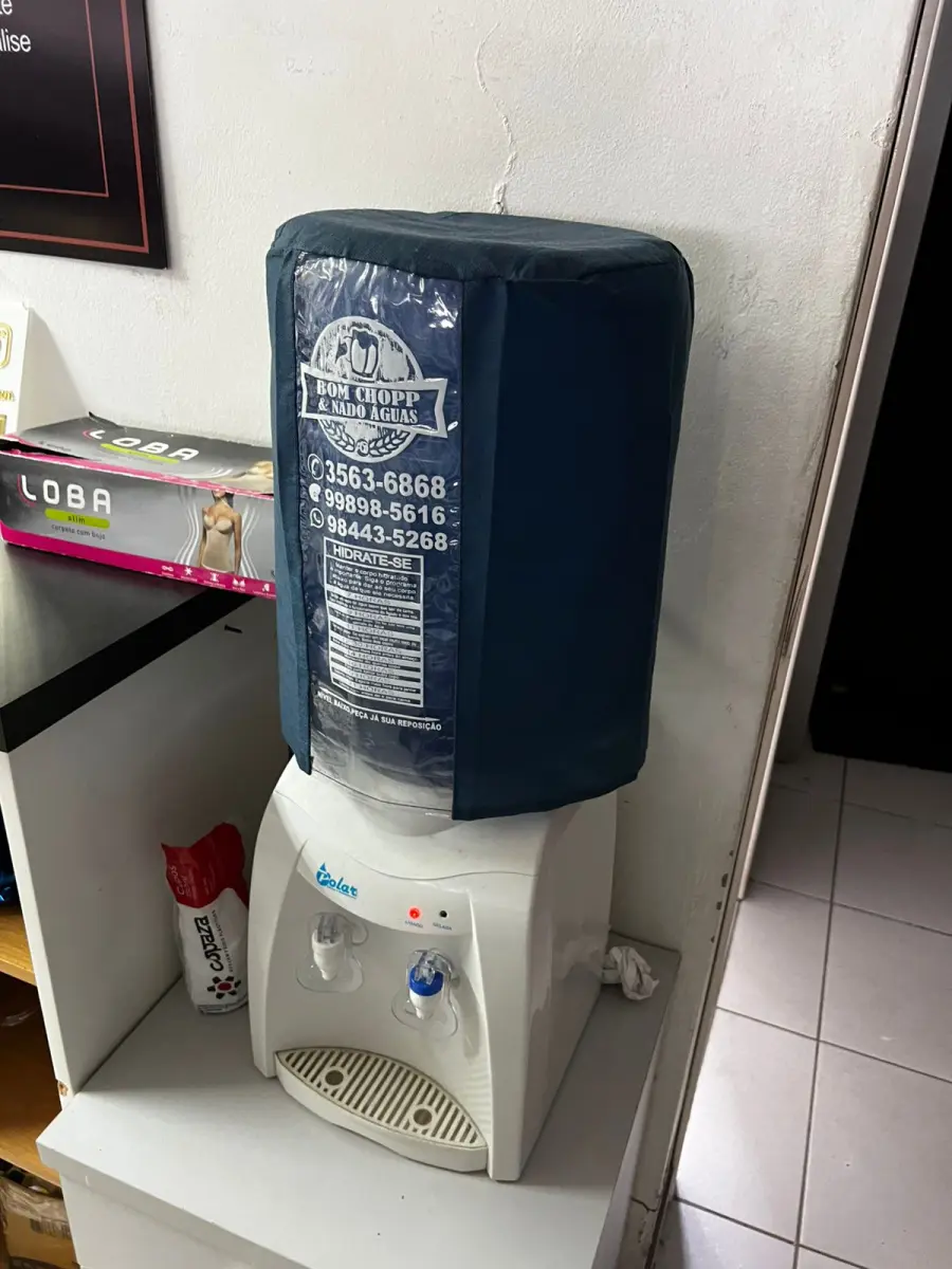 LOTE 000 - Lote com aproximadamente 3.500 peças de roupas e seus cabides (toda a loja): vestidos, saias, moletons, casacos, bermudas, calças, camisetas