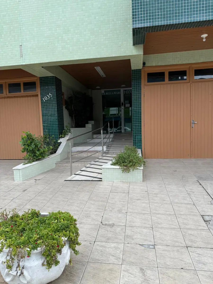 LOTE 002 - O apartamento nº 502 e o Box n° 19, do Edifício Residencial Bella Mare, situado à avenida Beira Mar, nº 1035, em Capão da Canoa/RS. (ATENÇÃO OS MOVEIS, AR CONDICIONADO, EQUIPAMENTOS, CORTINAS NÃO ESTÃO INCLUIDOS NO LEILÃO E SERÃO RETIRADOS APÓS O LEILÃO) DETALHES COM O LEILOEIRO