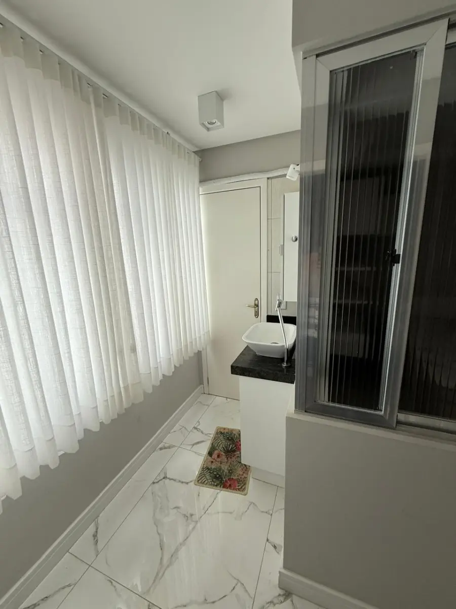 LOTE 002 - O apartamento nº 502 e o Box n° 19, do Edifício Residencial Bella Mare, situado à avenida Beira Mar, nº 1035, em Capão da Canoa/RS. (ATENÇÃO OS MOVEIS, AR CONDICIONADO, EQUIPAMENTOS, CORTINAS NÃO ESTÃO INCLUIDOS NO LEILÃO E SERÃO RETIRADOS APÓS O LEILÃO) DETALHES COM O LEILOEIRO