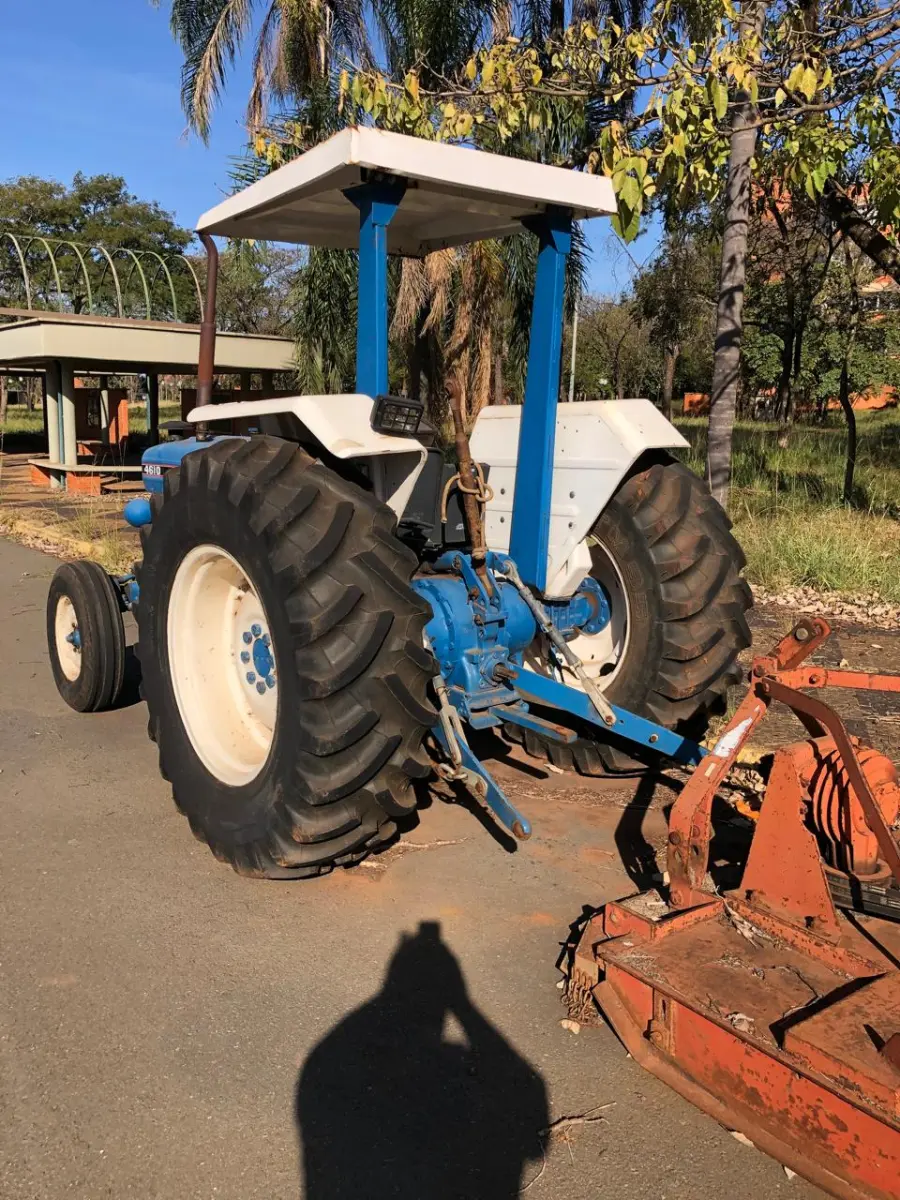 LOTE 017 - TRATOR 4610