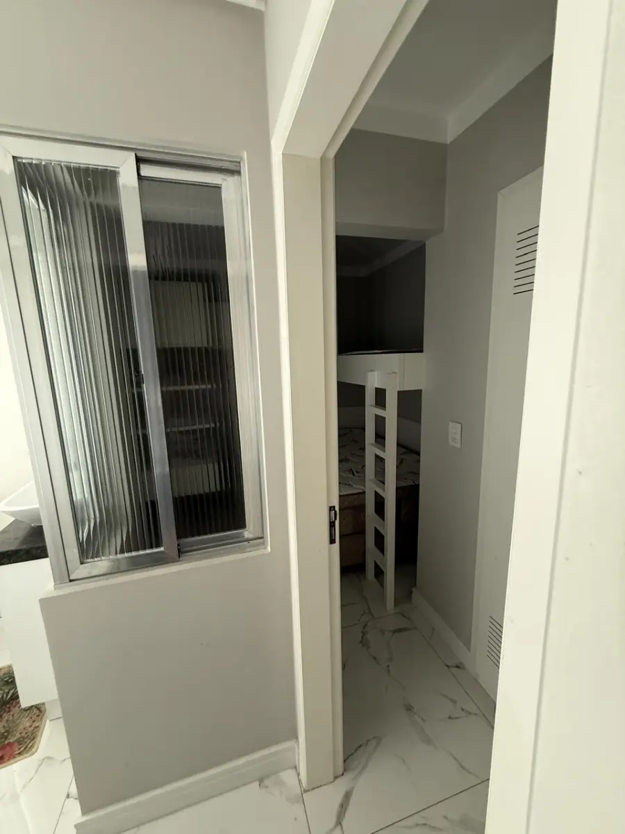 LOTE 002 - O apartamento nº 502 e o Box n° 19, do Edifício Residencial Bella Mare, situado à avenida Beira Mar, nº 1035, em Capão da Canoa/RS. (ATENÇÃO OS MOVEIS, AR CONDICIONADO, EQUIPAMENTOS, CORTINAS NÃO ESTÃO INCLUIDOS NO LEILÃO E SERÃO RETIRADOS APÓS O LEILÃO) DETALHES COM O LEILOEIRO