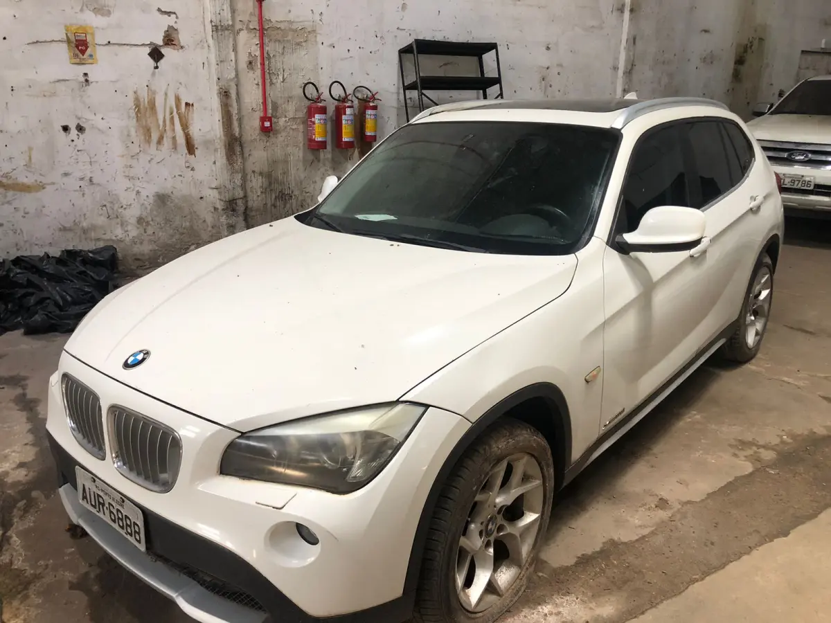 LOTE 001 - BMW X1 XDRIVE 28i 3.0 24v 4x4 Aut., Gasolina, ano 2010/2011, cor branca