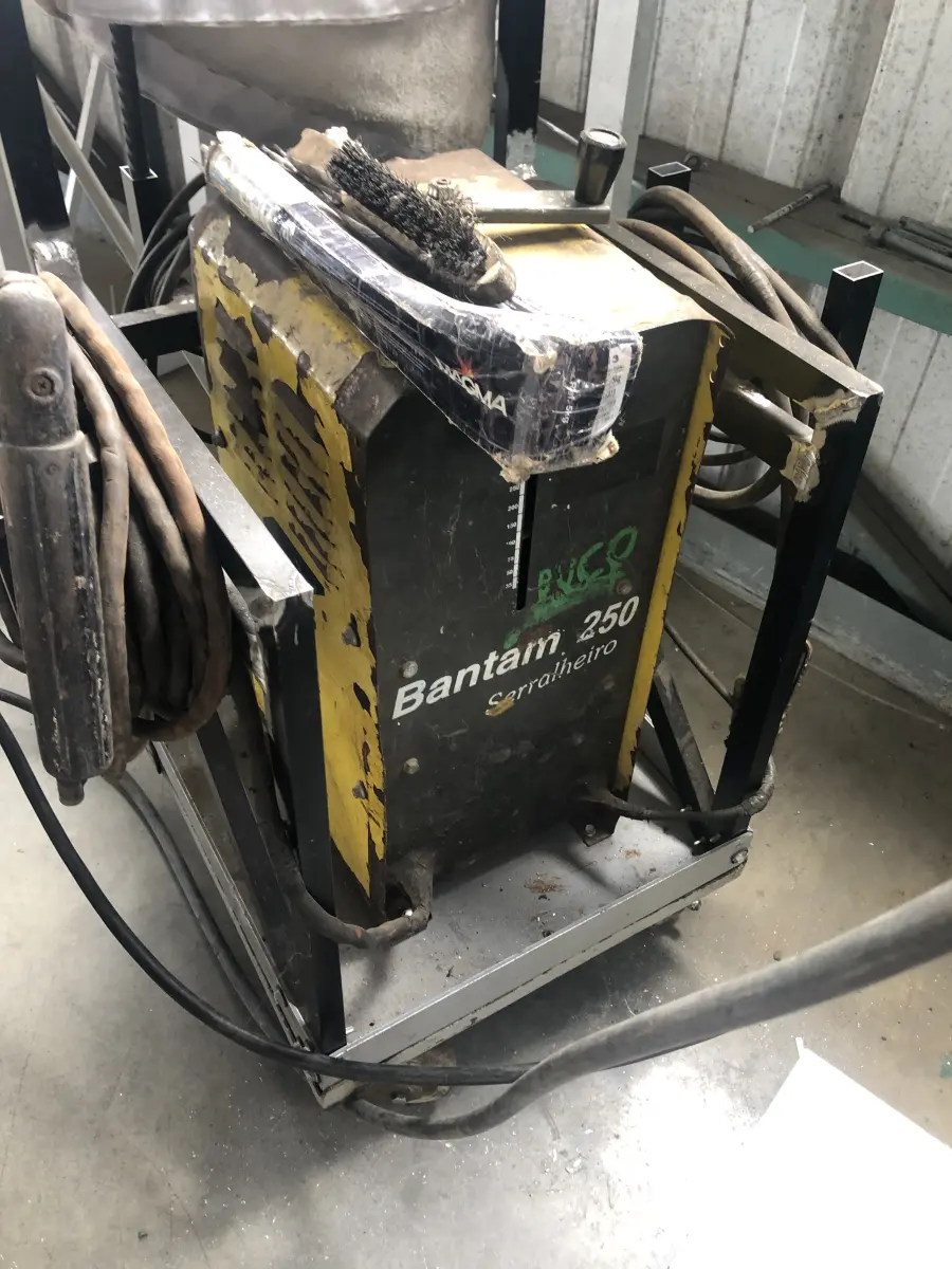 LOTE 001 - LOTE ENGLOBADO DE MAQUIINAS E EQUIPAMENTOS