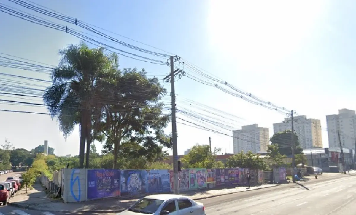 LOTE 000 - Avenida Assis Brasil, nº 4.700 com a área superficial de 5.374,32m² e os direitos de aquisição da proporção de 1/3 (um terço) do terreno na Rua Eduardo Mastalir