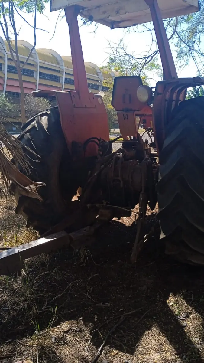 LOTE 018 - TRATOR mf 295