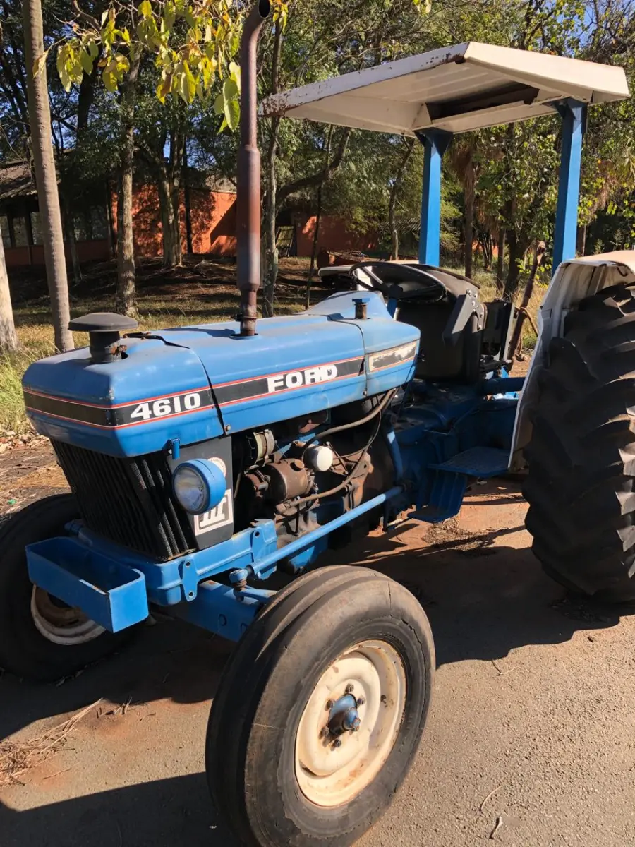 LOTE 017 - TRATOR 4610