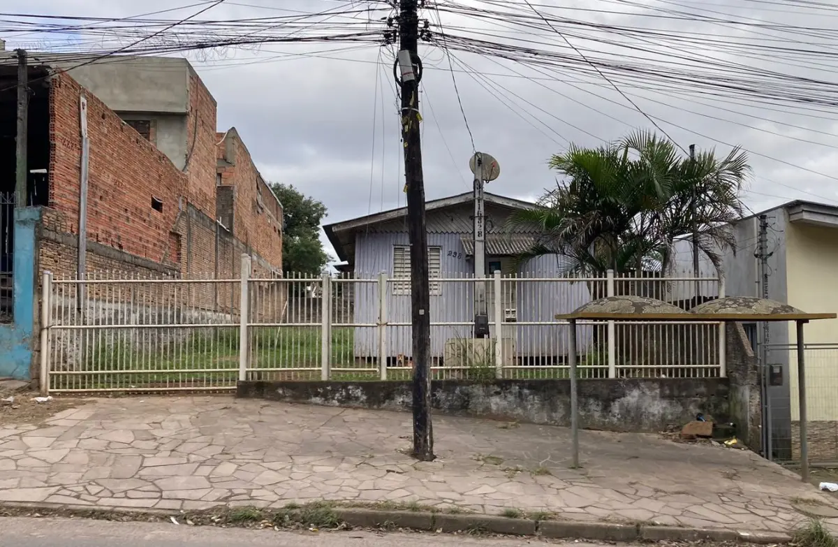 LOTE 003 - Um terreno constituído do lote número quatro (4), da quadra número vinte e dois (22)