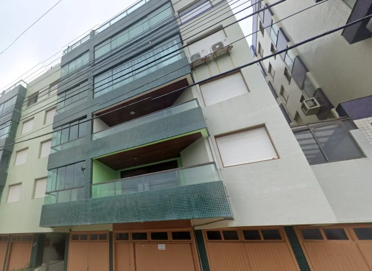 LOTE 002 - O apartamento nº 502 e o Box n° 19, do Edifício Residencial Bella Mare, situado à avenida Beira Mar, nº 1035, em Capão da Canoa/RS. (ATENÇÃO OS MOVEIS, AR CONDICIONADO, EQUIPAMENTOS, CORTINAS NÃO ESTÃO INCLUIDOS NO LEILÃO E SERÃO RETIRADOS APÓS O LEILÃO) DETALHES COM O LEILOEIRO