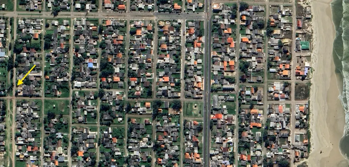 LOTE 000 - O imóvel situado na Rua Trinta e Cinco, Centro, Balneário Pinhal, Lote 02, da Quadra 02-C, medindo 12m de frente, ao oeste, no alinhamento da Av. B