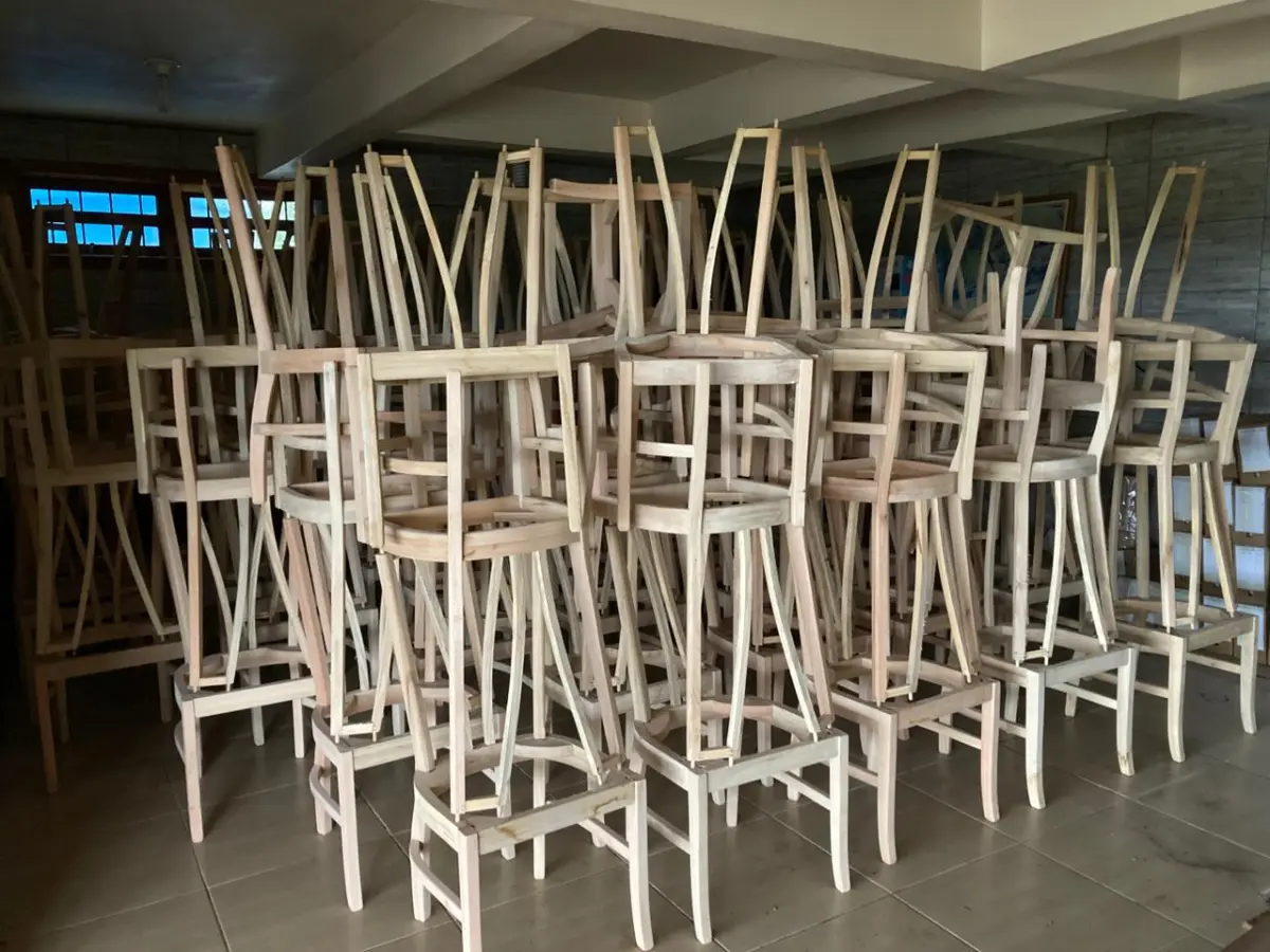 LOTE 000 - estruturas para cadeiras. lixadeiras