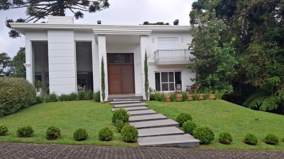 LOTE 010 - Um terreno/lote, com edificação de um prédio residencial, sem numeração, no Complexo Turístico Quinta da Serra, situado na rua dos Buganvilles, na zona urbana do bairro Santa Terezinha, na cidade de Canela/RS