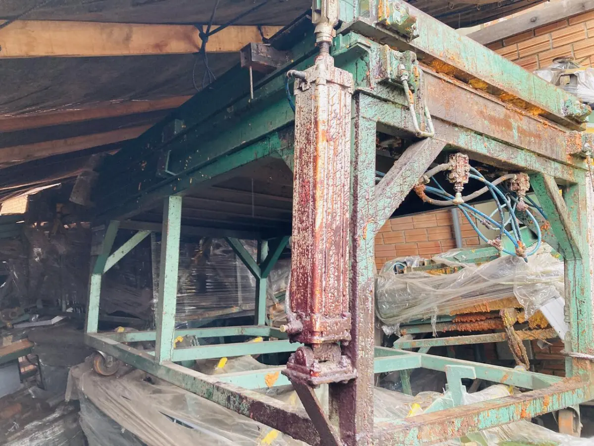 LOTE 079 - Máq. de molde Pneum. - frentes