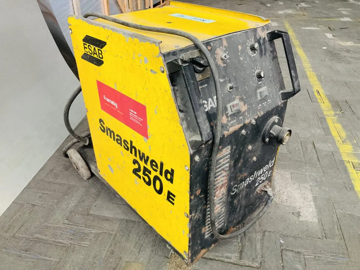 LOTE 040 - Maquina de solda ESAB Smashweld 250E MIG