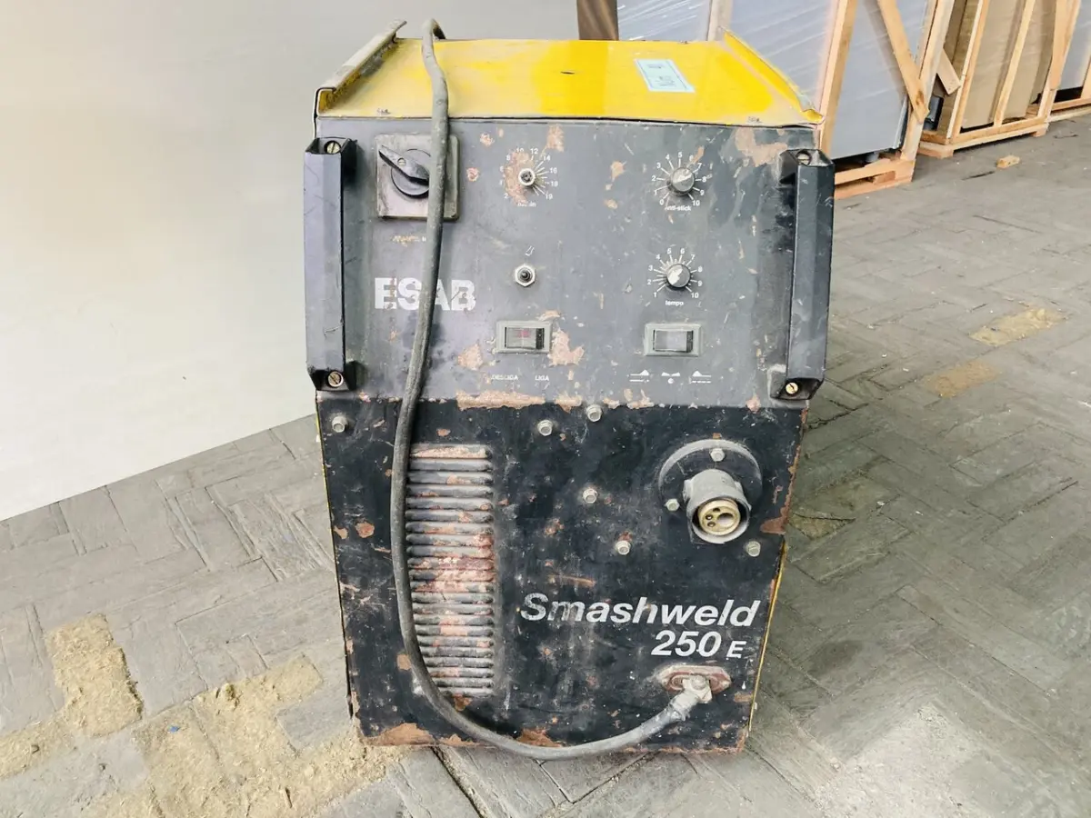 LOTE 040 - Maquina de solda ESAB Smashweld 250E MIG