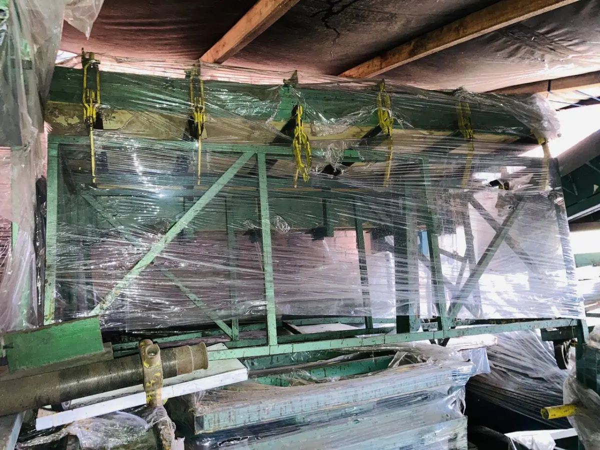 LOTE 076 - Máq. de molde Pneum. - frentes