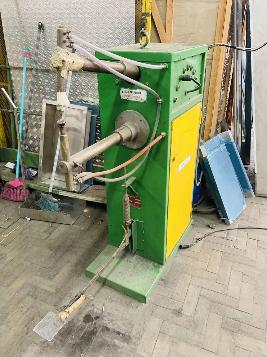 LOTE 021 - Ponteadeira