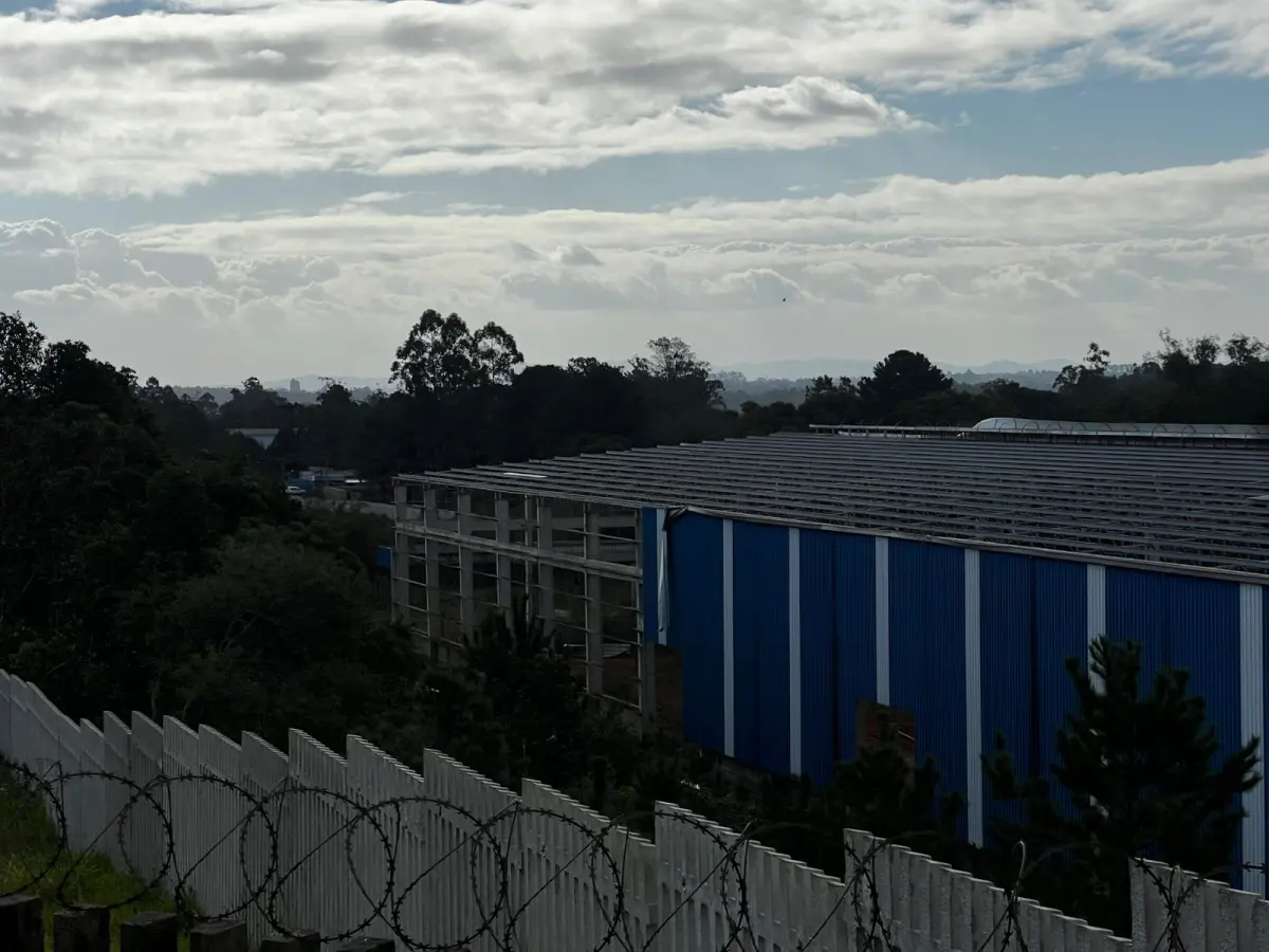 LOTE 002 - Pavilhão industrial na cidade de Alvorada, terreno com a área de 24.284,50m2, constituído dos lotes números 1 ao 8 da Qua-dra A, formada pela Estrada Candido Pinheiro de Barcelos