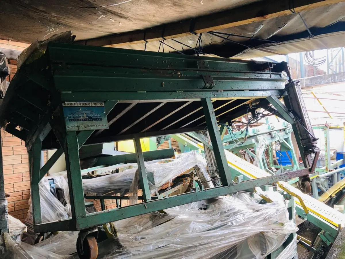 LOTE 079 - Máq. de molde Pneum. - frentes