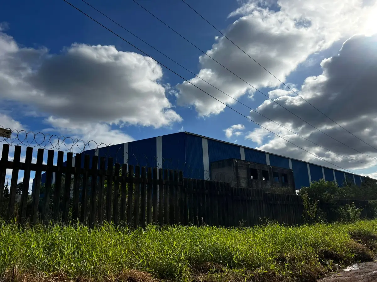LOTE 002 - Pavilhão industrial na cidade de Alvorada, terreno com a área de 24.284,50m2, constituído dos lotes números 1 ao 8 da Qua-dra A, formada pela Estrada Candido Pinheiro de Barcelos