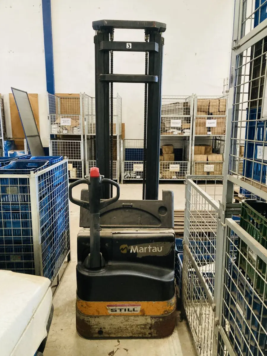 LOTE 006 - Empilhadeira elétrica Sthil 2010/ 1.400 kg 24v c/carregador