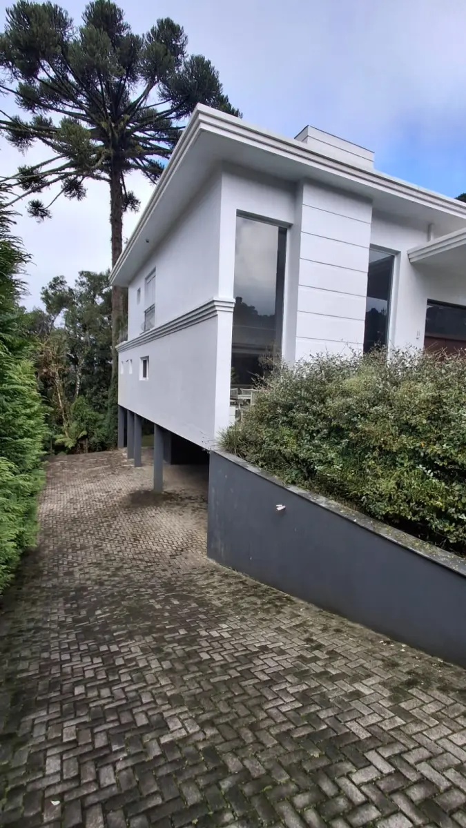 LOTE 010 - Um terreno/lote, com edificação de um prédio residencial, sem numeração, no Complexo Turístico Quinta da Serra, situado na rua dos Buganvilles, na zona urbana do bairro Santa Terezinha, na cidade de Canela/RS