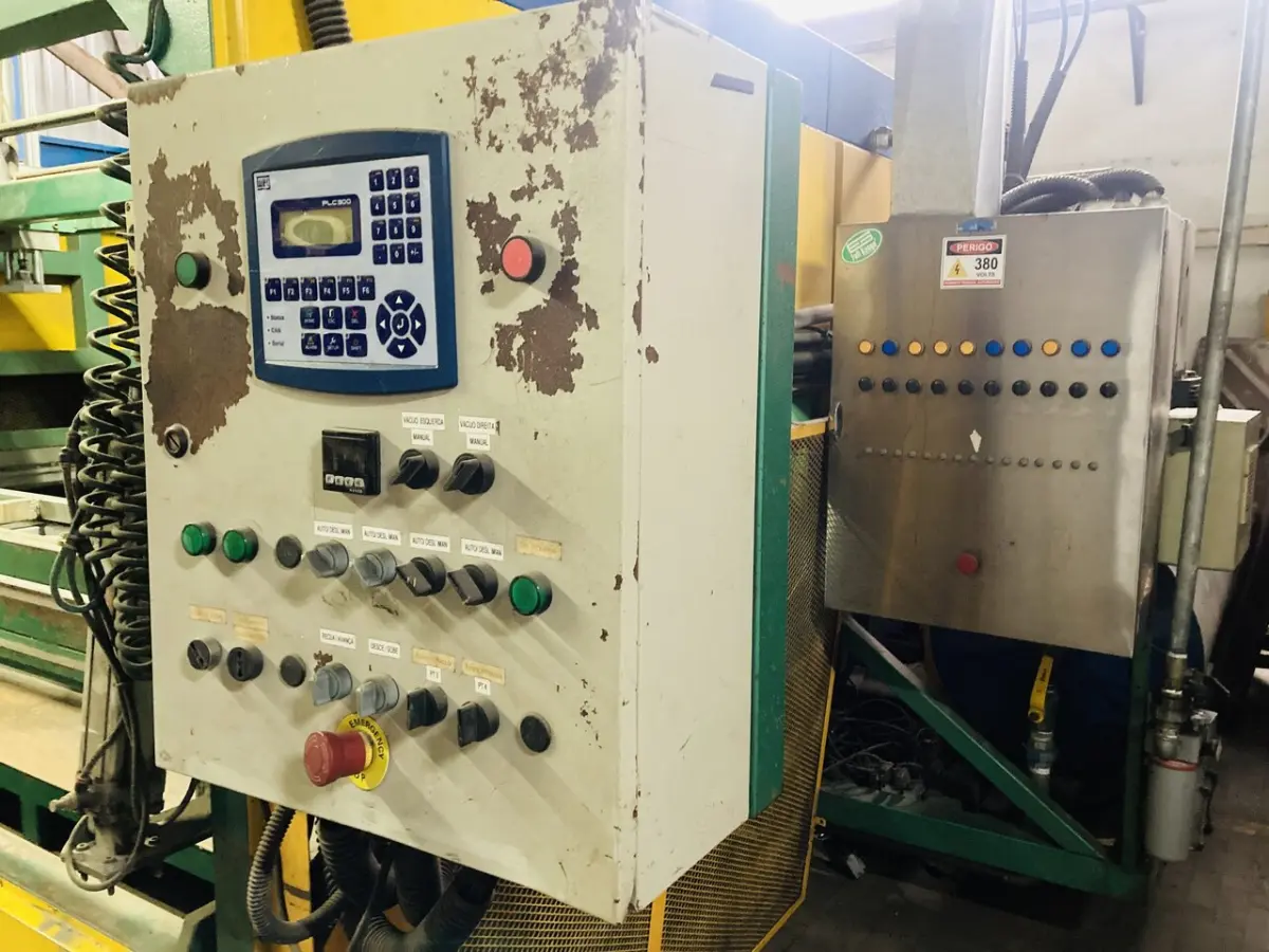 LOTE 047 - Máquina de vacum Forming (está garan real Sicred)