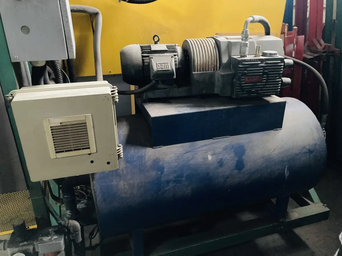 LOTE 047 - Máquina de vacum Forming (está garan real Sicred)