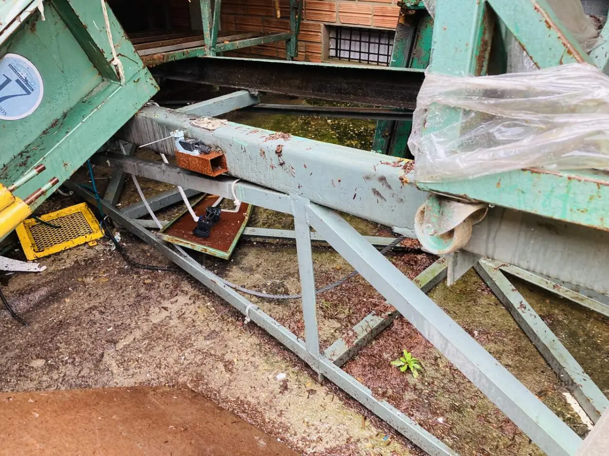 LOTE 063 - Elevador de carga