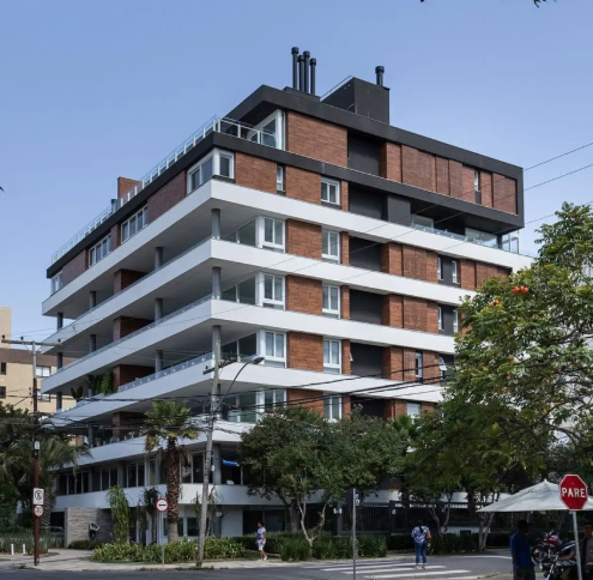 LOTE 000 - O apartamento nº 702 cobertura superior com área real total de 409,57m², O box nº 23