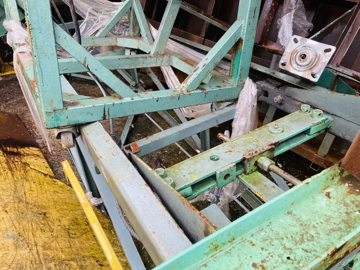 LOTE 063 - Elevador de carga