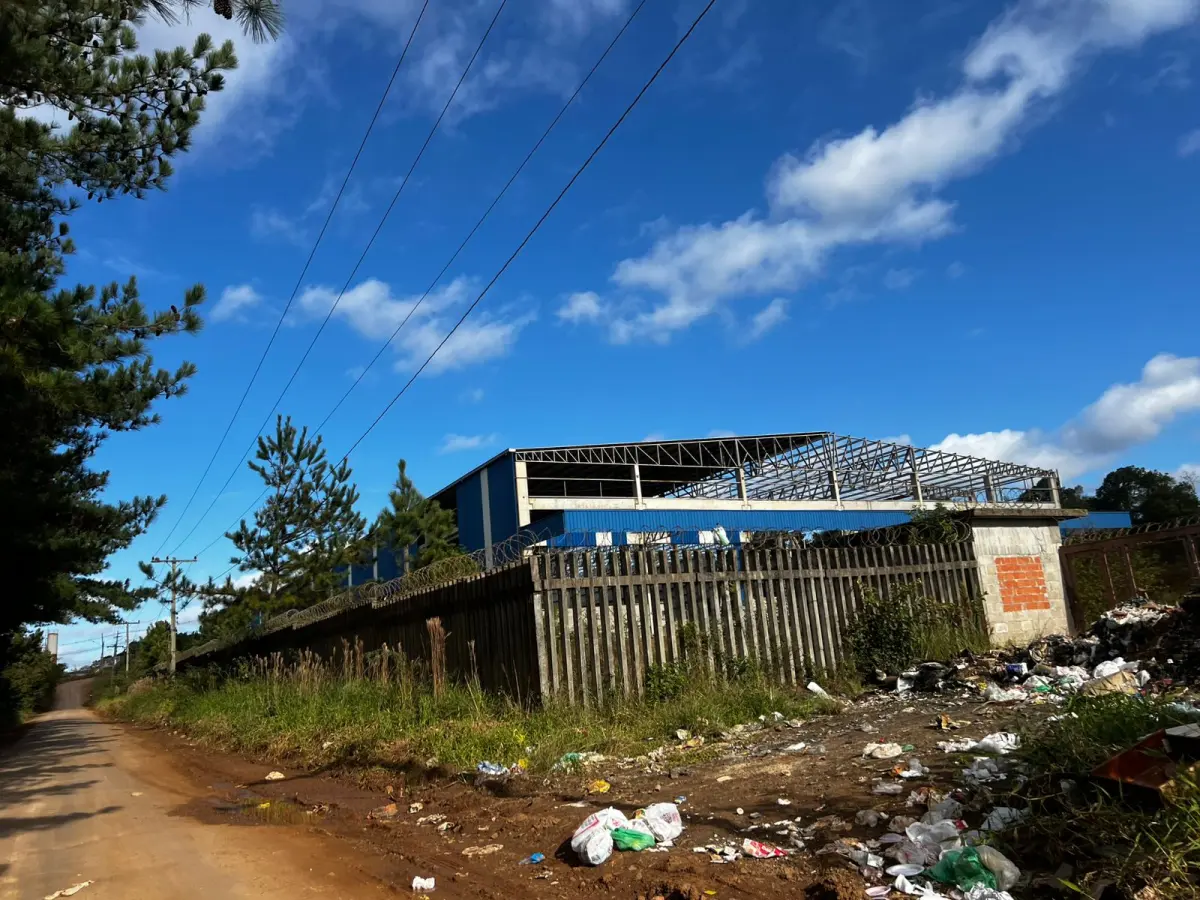 LOTE 002 - Pavilhão industrial na cidade de Alvorada, terreno com a área de 24.284,50m2, constituído dos lotes números 1 ao 8 da Qua-dra A, formada pela Estrada Candido Pinheiro de Barcelos